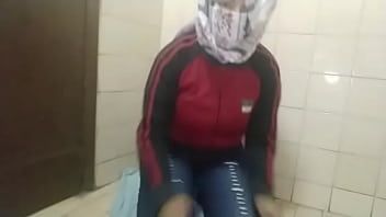 Jouer Une maman musulmane arabe se masturbe en éjaculant la chatte sur une webcam en direct au lieu de prier"