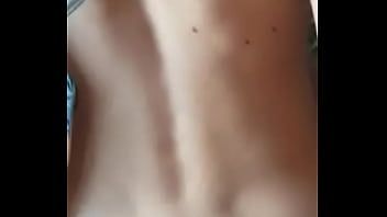 Reproduzir Puta tatuada pega seu pau com prazer em sua bunda
