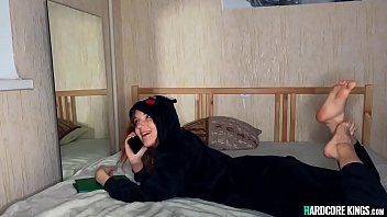 Играть Рыжая крошка мастурбирует в постели в любительском видео