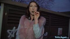 Jouer La levrette brutale de l'agent public Chanel Kiss après une pipe époustouflante