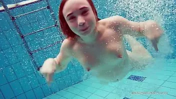 Abspielen Süße haarige Muschi Teenie Nina im Schwimmbad
