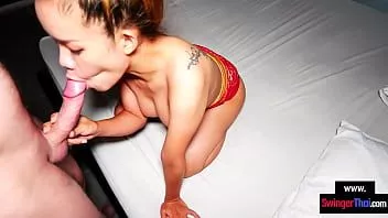 Reproducir Milf tailandesa amateur de grandes tetas falsas mamada y sexo en cámara por dinero