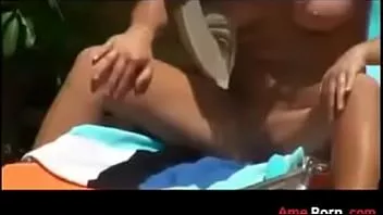 Reproducir Señora tetona aceitando sus tetas mientras abre su coño