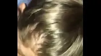 Riproduci Carina ragazza bionda prova a succhiare per la prima volta