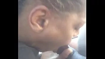 Riproduci Nyne soffia e si fa scopare da cyxx mentre è al telefono con la figlia