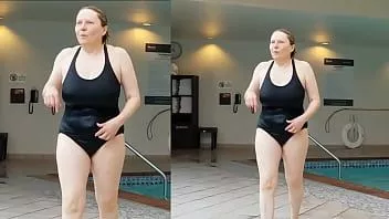 play Seksowna babcia jest seksowna w wieku 66 lat w czarnym kostiumie kąpielowym