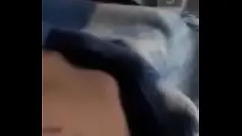 Odtwórz Dziewczyna dotyka swojej cipki i pokazuje swoje cycki
