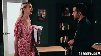 Oynat Lana Sharapova okul balo komitesinin bir parçası ve geride kalması gerekiyor. Okulda birinin onu mutlu bir şekilde takip ettiğini bilmiyordu.