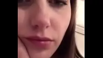 play Amepornでトップレスをからかっている熱いロシアのティーン