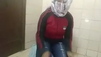play أمي العربية المسلمة استمنى التدفق كس على كاميرا ويب حية بدلا من الصلاة "