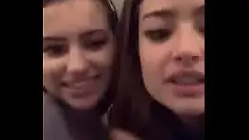 Redare Adolescentă își despachetează sânii mari în fața prietenilor ei