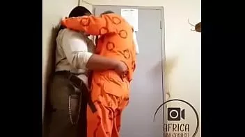 Riproduci Guardia carceraria sudafricana bbw con culo grasso che serve un doggystyle detenuto