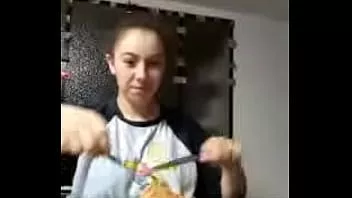 play Stiefvater spielt mit den Titten seiner Tochter, während sie isst