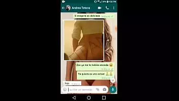 Oynat Her şeyden önce, sert oynuyor, ama sonunda dayanamıyor ve mastürbasyon yapıyor ve tüm çıplak vücudunu bir video görüşmesinde gösteriyor.