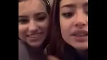Fille taquinant ses gros seins sur ameporn