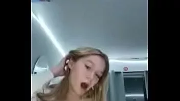 Reproduzir Adolescente loira brincando com seus peitos com um ameporn