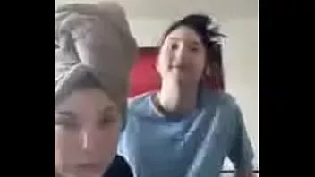 播放 大学里无聊的青少年在 ameporn 上戏弄