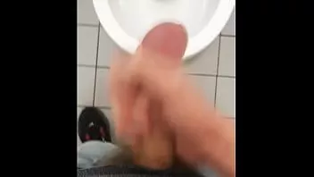 play Phantasieren über Mitschüler in der Schultoilette. masturbation abspritzen
