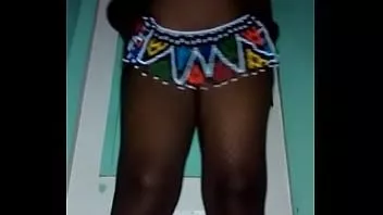Redare Fată africană drăguță care își arată fundul și păsărica
