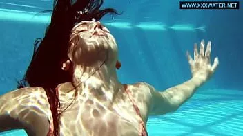 Jouer Kittina se plonge dans la piscine chaude