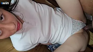 تشغيل يستدعي المعلم طالبته إلى الحمام ويجعلها تمتص ثم يمارس الجنس معها