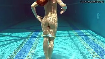 Oynat Rus kadın Nicole suda ritmini buluyor