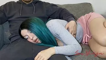 Riproduci Provo a riposarmi sulle ginocchia del mio fratellastro mentre guardo un film solo per farmi scopare in bocca