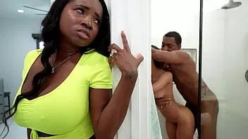 play Ibu tiri kulit hitam terangsang mengejutkan pacar barunya dan putri tirinya berhubungan seks di kamar mandi
