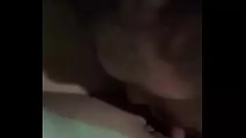 Abspielen Gehorsamer Junge leckt die Vagina seiner Herrin, sie kommt daraus