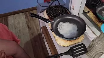 播放 我的性奴隶吃我​​的黄油炒精液