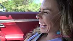 Odtwórz Brudna przejażdżka samochodem Summer Vixen: Zabawa cipką z bliska i palcówka
