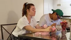 play Un compañero de clase recibe una lección práctica sobre educación sexual