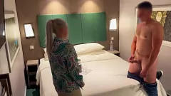 play 好奇心room盛なルームサービスメイドによる自慰行為を捕まえました：サプライズザーメン！