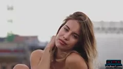 Abspielen Petite Latina Teen Toni Marias dampfendes Solo -Striptease