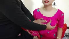 播放 印度老师的铁杆Desi课程：胸部，猫和混蛋特写