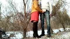 play يعطي متعرج MILF Elena اللسان العام بينما يتبول الزوج في الهواء الطلق