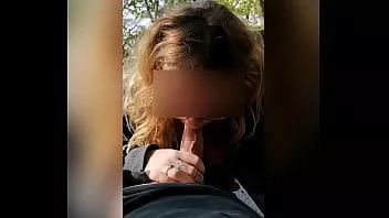 تشغيل فتاة أبيها الصغيرة تمتصه في الغابة