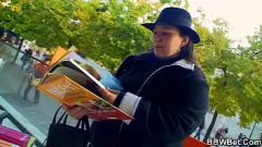 play Brunette Chubby dengan pantat besar menyebalkan dan mengendarai penis besar