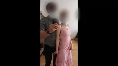 播放 硬核青少年性汇编：山雀，口交和散发出盛大的