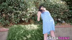 Putar Saksikan tubuh mungil Leia Rae bergetar saat dia mengambil ayam besar dalam aksi tenggorokan dalam, diikuti dengan wajah keras dan gaya doggystyle yang intens.