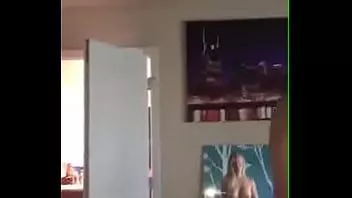 Abspielen Die Frau des besten Kumpels wird während der Arbeit gefickt