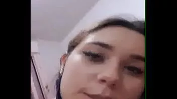 تشغيل لطيف فتاة تومض لها الثدي وجمل يعيش